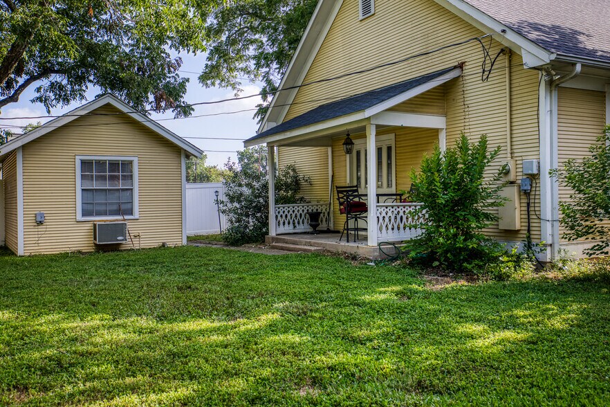 More Photos Of 1600 S Day St, Brenham Medical For Sale