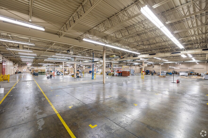 More Photos Of 200 Boul Grand N, Cowansville Warehouse For Sale
