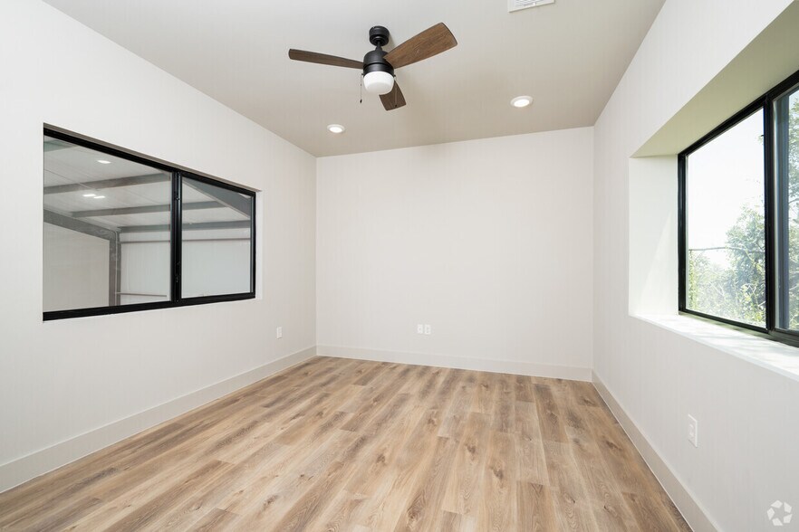 More Photos Of 15210 Fitzhugh Rd, Austin Distribution For Lease