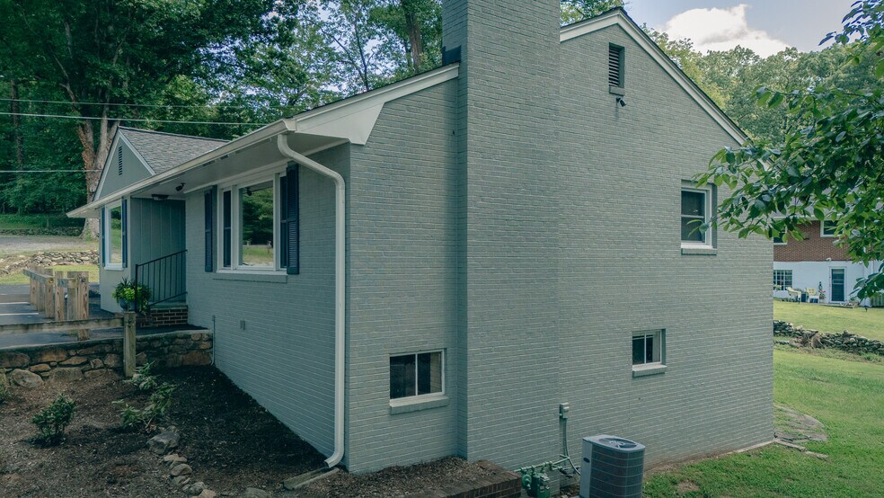 More Photos Of 3042 Brambleton Ave, Roanoke Office Residential For Sale