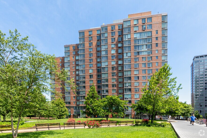 More Photos Of 455 Main St, New York Apartments For Lease