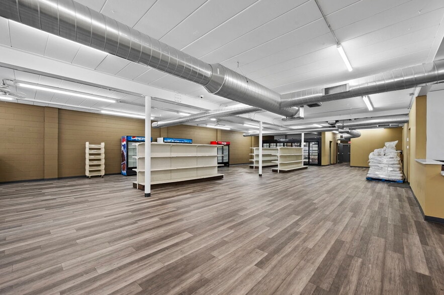 More Photos Of 755 N Snelling Ave N, Saint Paul Storefront For Lease