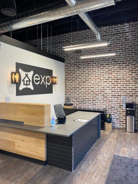 More Photos Of 1850 SW Plaza Shops Ln, Ankeny Storefront For Sale