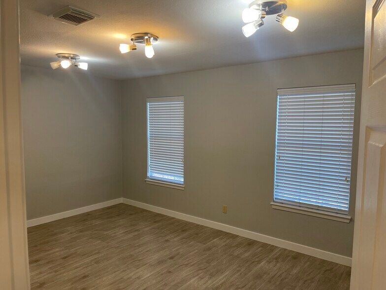 More Photos Of 4095 SE I 10 Frontage Rd, Sealy Medical For Sale