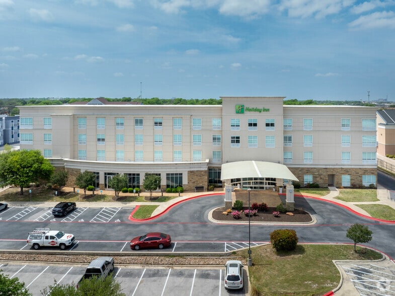 More Photos Of 300 E Central Texas Expy, Killeen Hotel For Sale