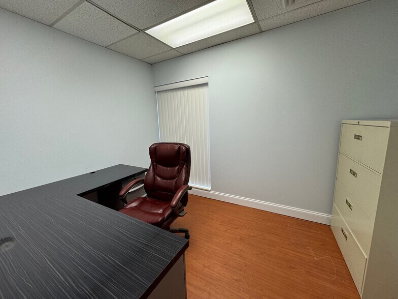 More Photos Of 14378-14390 Woodlake Dr, Town and Country Office For Sale