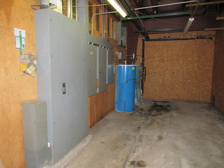 More Photos Of 275 Laing St, Redgranite Supermarket For Lease