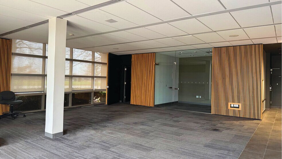 More Photos Of 320 W Diehl Rd, Naperville Bank For Lease