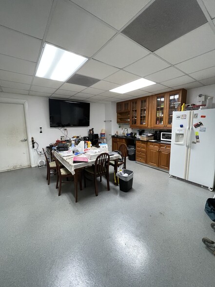 More Photos Of 3815 Bunker Hill Rd, Brentwood Warehouse For Sale