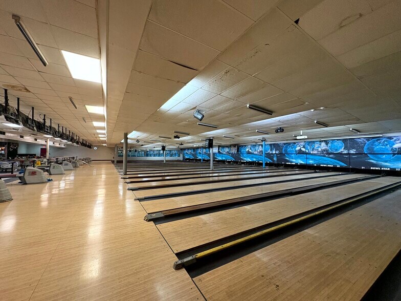 More Photos Of 4180 Pinkston St, Beaumont Bowling Alley For Sale