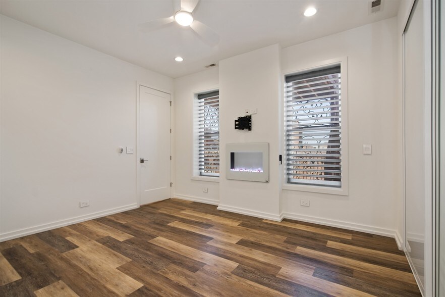 More Photos Of 1420 W Fulton St, Chicago Apartments For Sale
