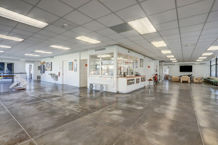 More Photos Of 7305 Navigation Blvd, Houston Office For Sale