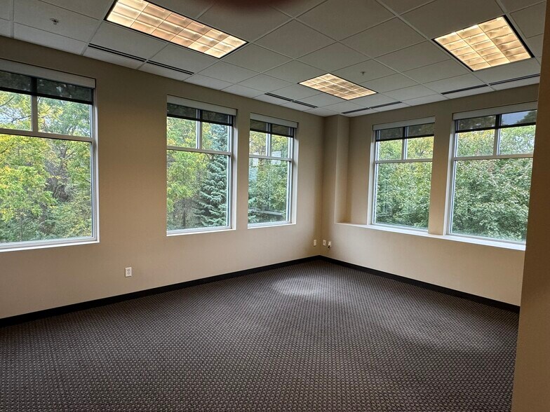 More Photos Of 1045 76th St, West Des Moines Office For Lease