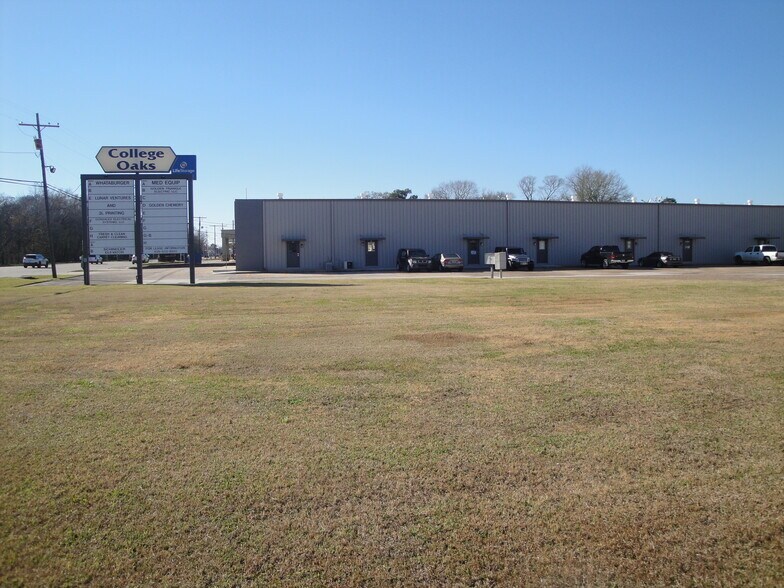 More Photos Of 6950 College St, Beaumont Warehouse For Lease