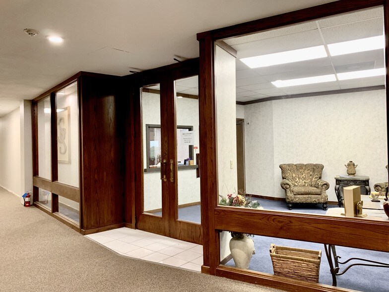 More Photos Of 1800 Teague Dr, Sherman Office For Lease