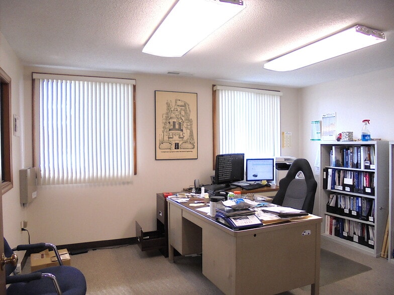 More Photos Of 256 Main St, East Windsor Research And Development For Sale