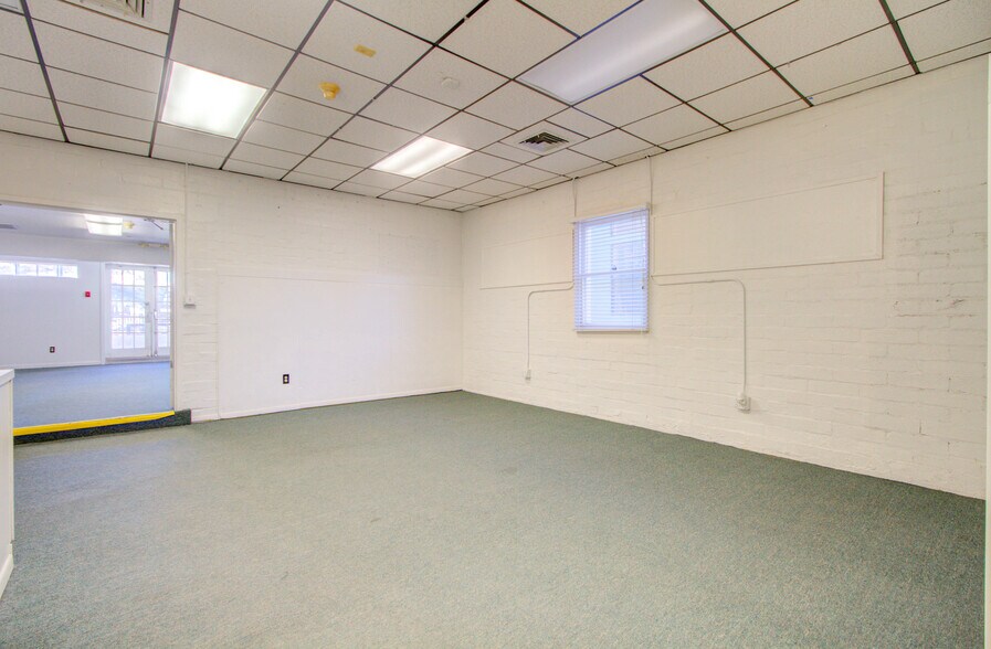 More Photos Of 1308 Wyoming St, Boulder City General Retail For Sale