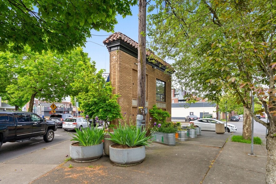 More Photos Of 4515 NE Sandy Blvd, Portland Loft Creative Space For Sale