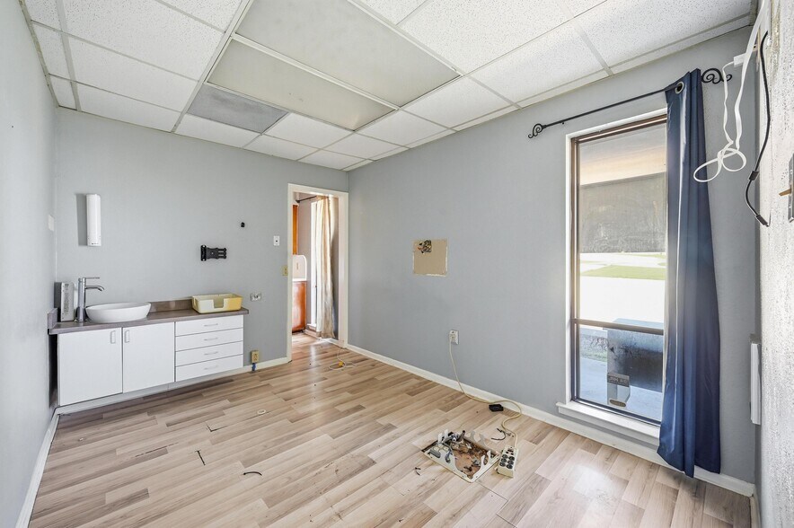 More Photos Of 216 Dalton Dr, DeSoto Office For Lease