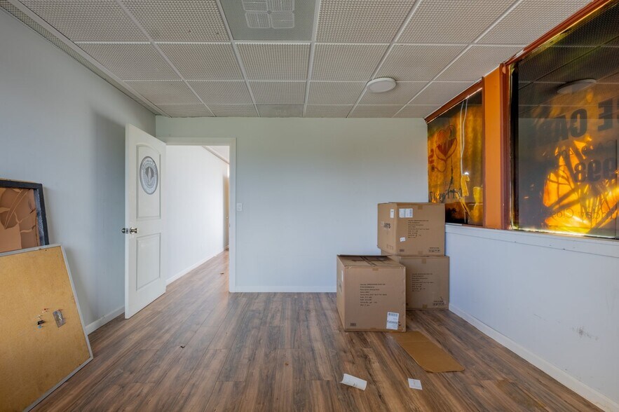 More Photos Of 16955 Sherman Way, Van Nuys Freestanding For Lease