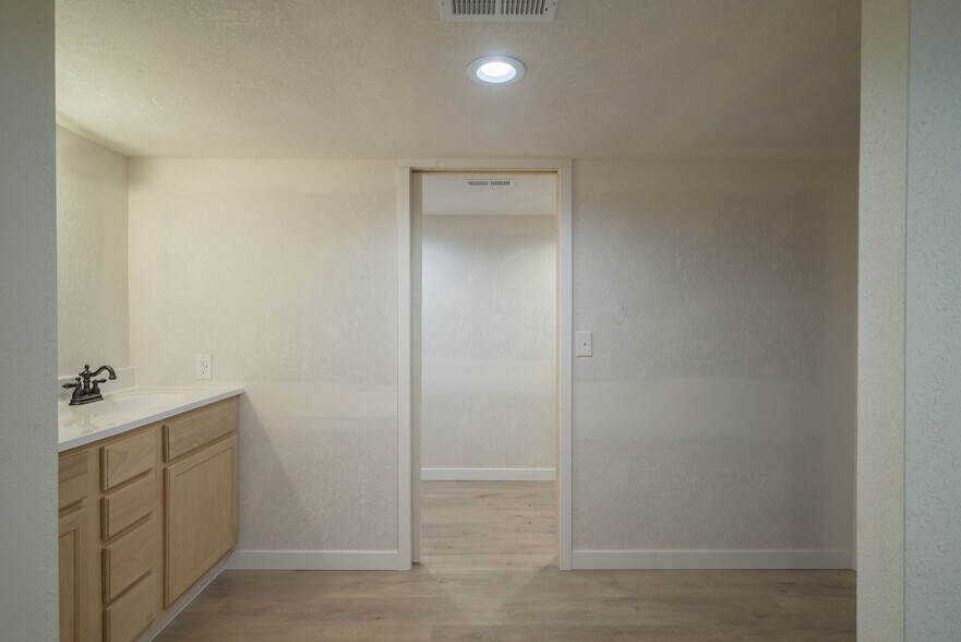 More Photos Of 841 Frances Ave, Neosho Flex For Sale