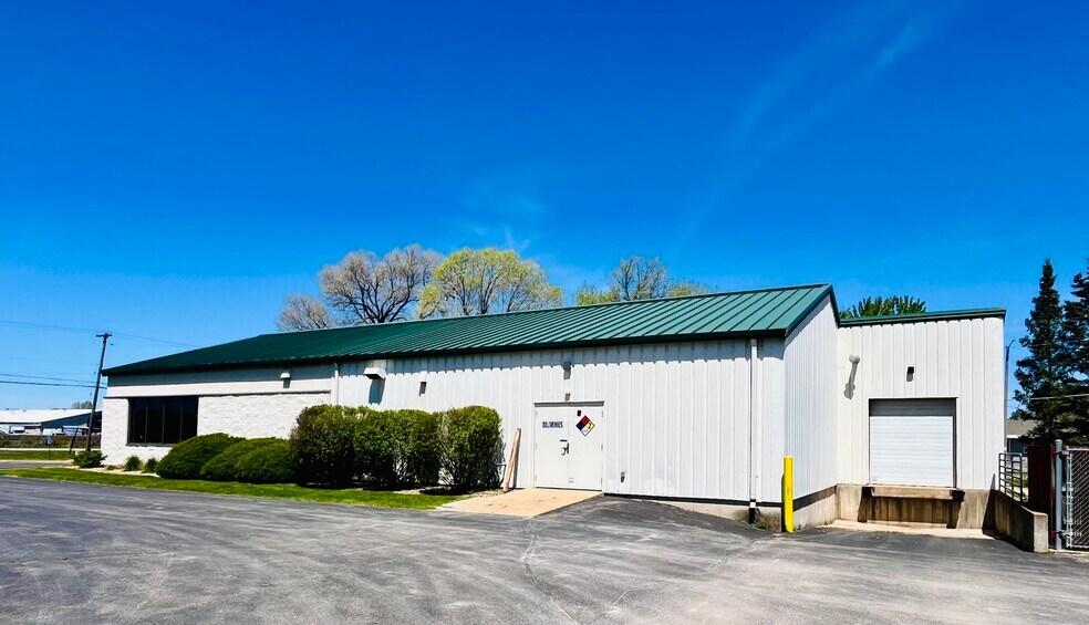 More Photos Of 1112 S Westland Dr, Appleton Freestanding For Sale