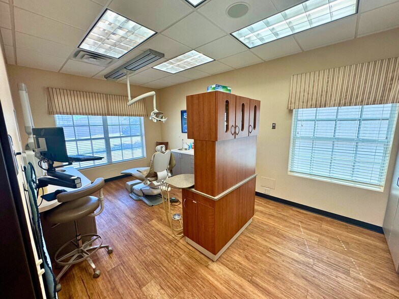 More Photos Of 3241 S Carrier Pky, Grand Prairie Medical For Sale