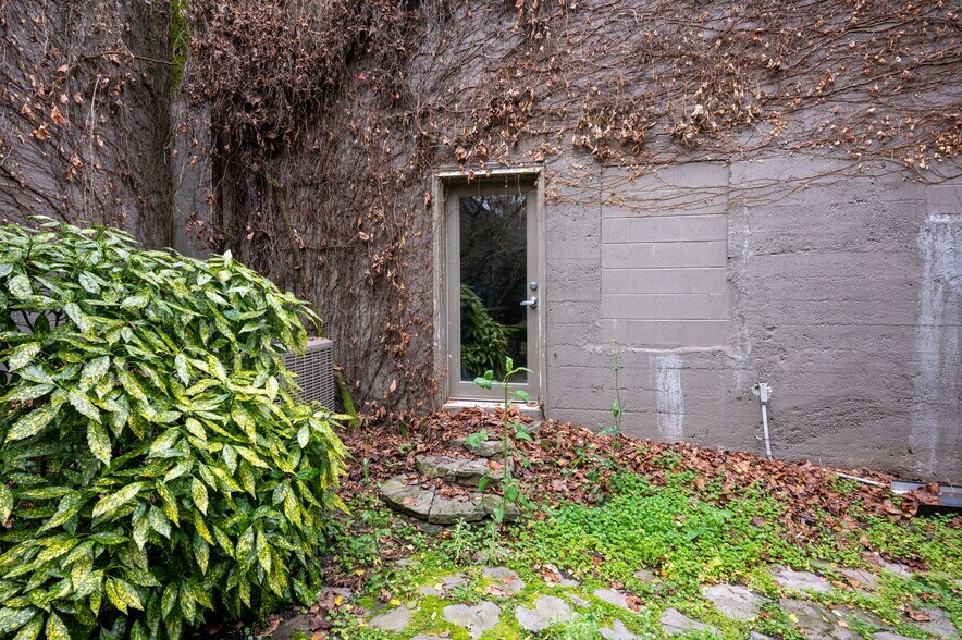 More Photos Of 1632 NW Thurman St, Portland Showroom For Lease