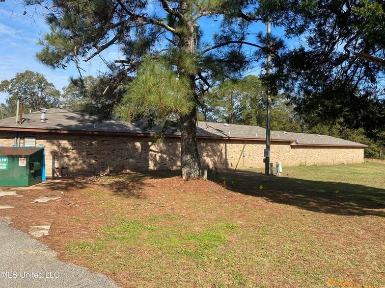 More Photos Of 404 Frontage Dr E, Wiggins Hotel For Sale