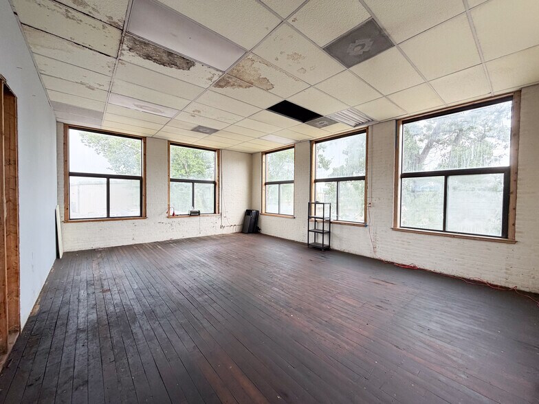 More Photos Of 47 Billard St, Meriden Showroom For Sale