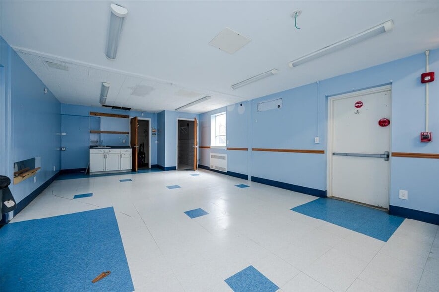 More Photos Of 90 Henry St, Inwood Office For Lease