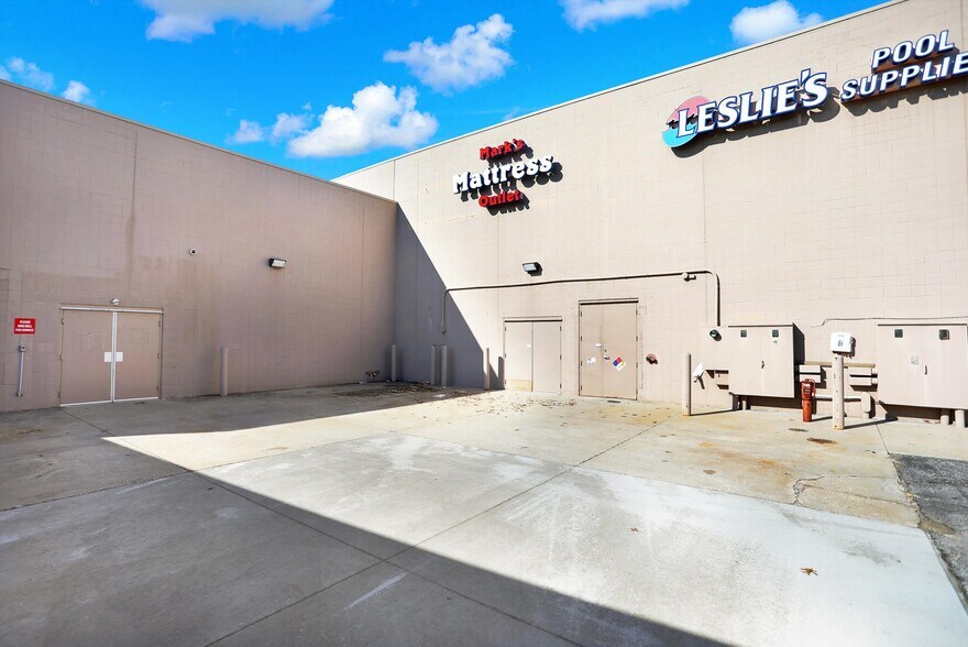 More Photos Of 7565 US Highway 31 S, Indianapolis Storefront For Lease