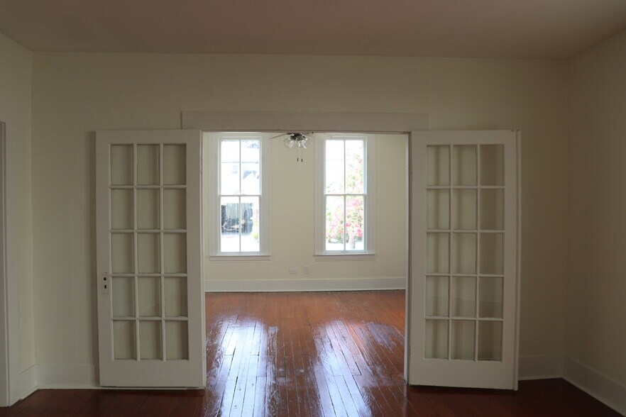 More Photos Of 2008 Crockett St, Houston Storefront Retail Office For Lease