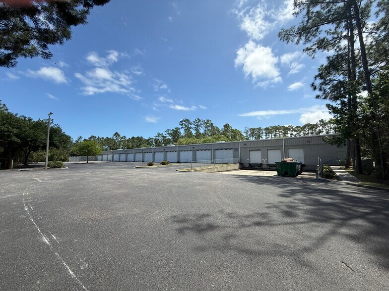 More Photos Of 701 Fentress Blvd, Daytona Beach Distribution For Lease