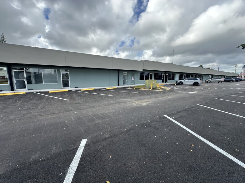 More Photos Of 2900-3050 Country Club Ln, Hallandale Beach Freestanding For Lease