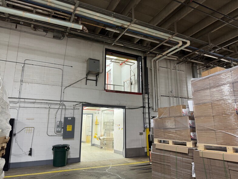 More Photos Of 3940 Porett Dr, Gurnee Manufacturing For Sale