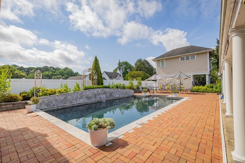 More Photos Of 65 Tavern Rd, Irvington Hotel For Sale