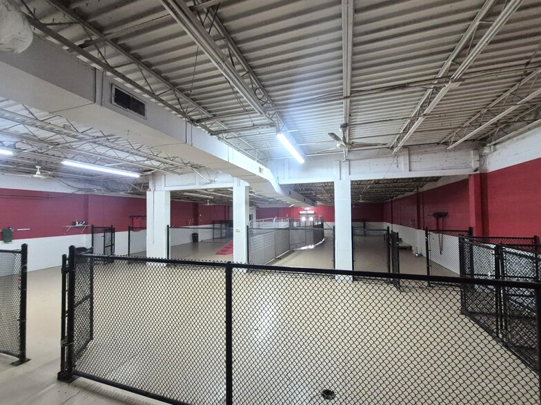 More Photos Of 401 E Mound St, Columbus Veterinarian Kennel For Sale