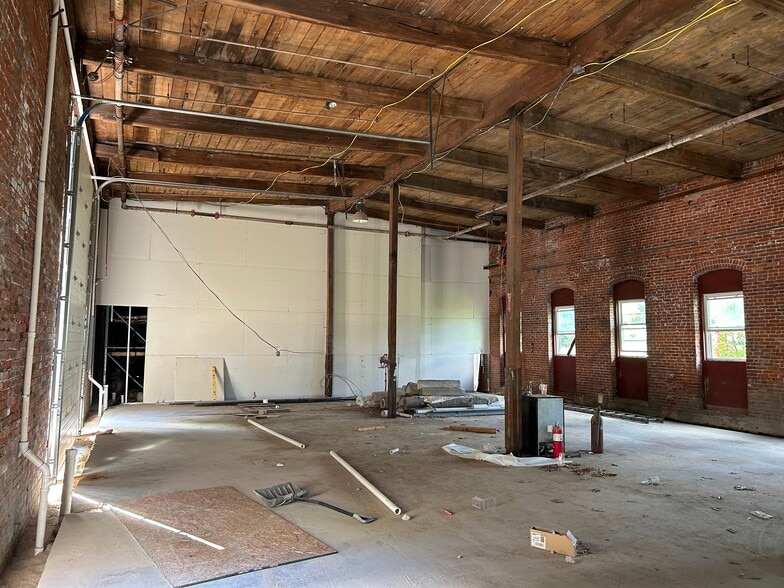 More Photos Of 70 Moshassuck Rd, Lincoln Manufacturing For Lease