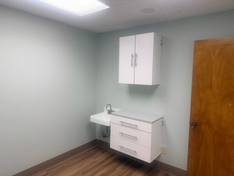 More Photos Of 721 Grove St, Salisbury Medical For Lease