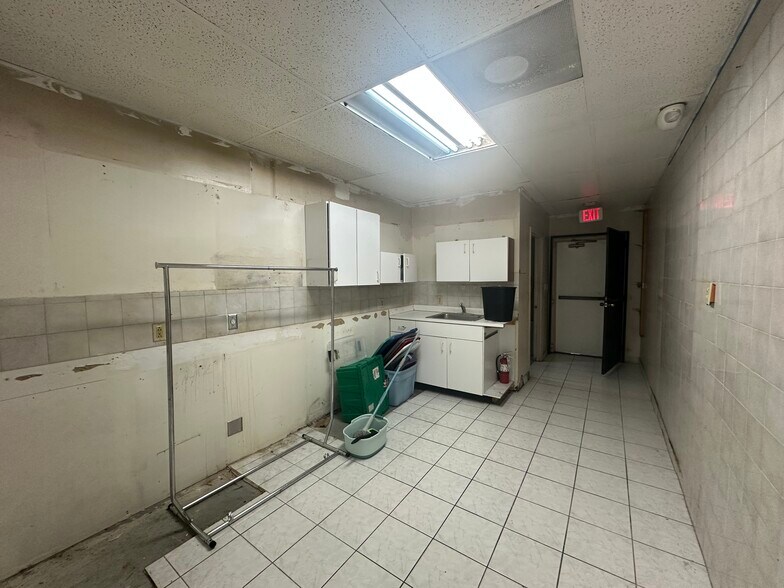 More Photos Of 2028 Hollywood Blvd, Hollywood Storefront Retail Residential For Lease