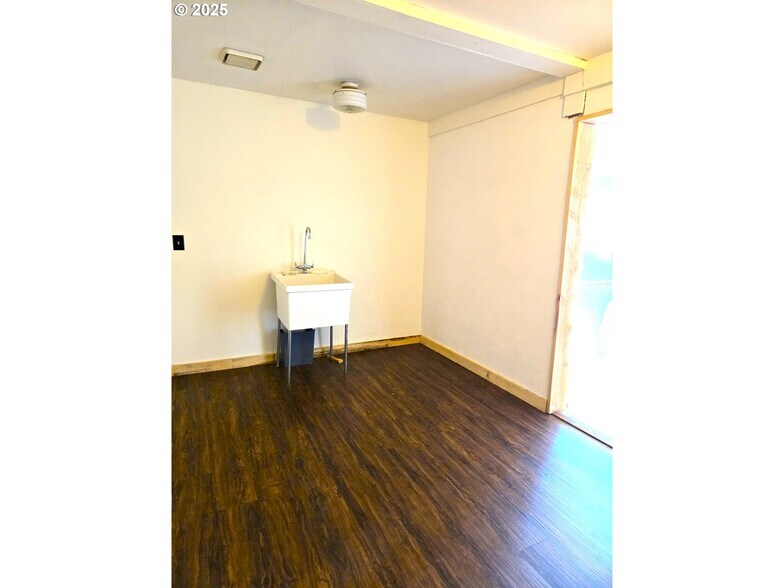 More Photos Of 110 US-395 Hwy, Long Creek Office For Sale