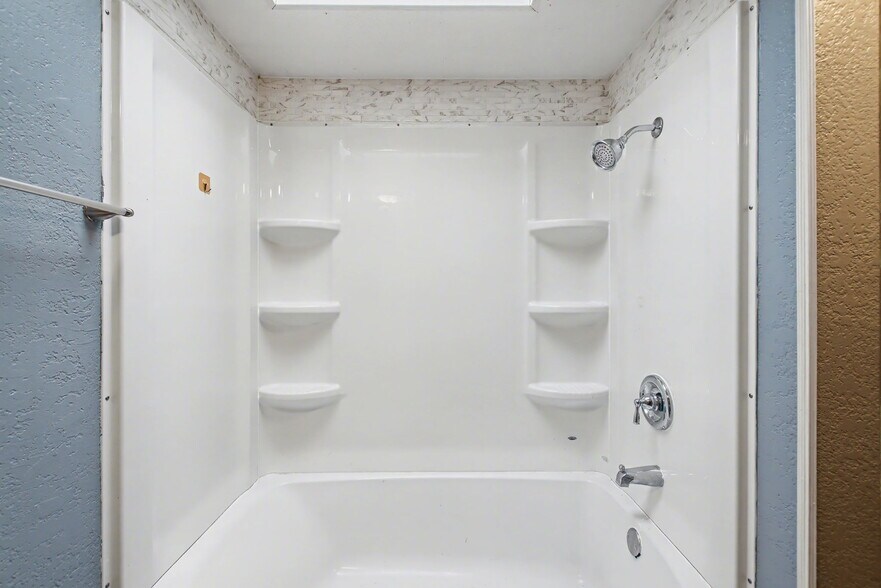 More Photos Of 919 Austin St, Kingsland Flex For Sale