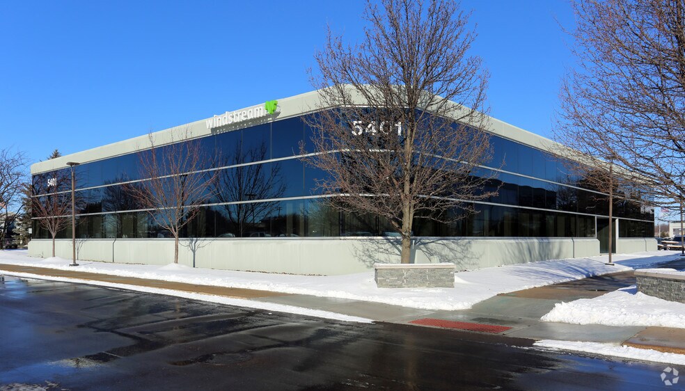 More Photos Of 5401 Gateway Ctr, Flint Medical For Lease
