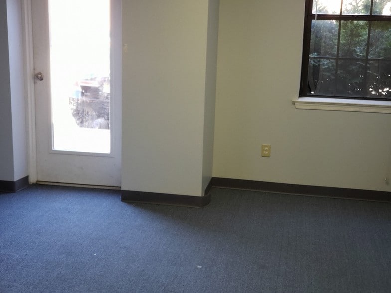 More Photos Of 301-321 Pinedge Dr, Berlin Unknown For Lease