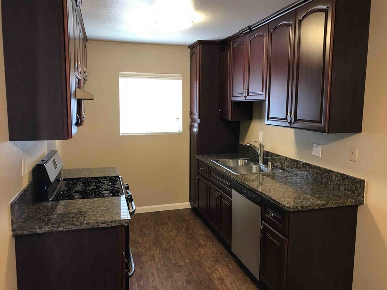 More Photos Of 1521 E Canfield Ln, Anaheim Apartments For Sale