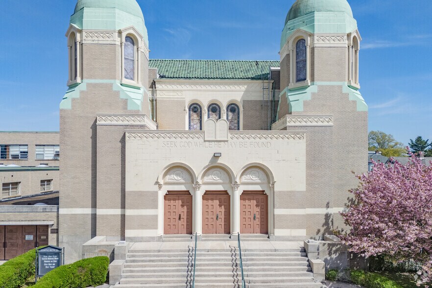 More Photos Of 385 High St, Fall River Specialty For Lease