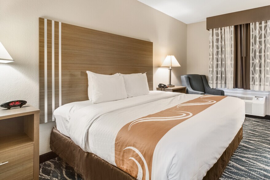 More Photos Of 1304 W Evergreen Dr, Effingham Hotel For Sale