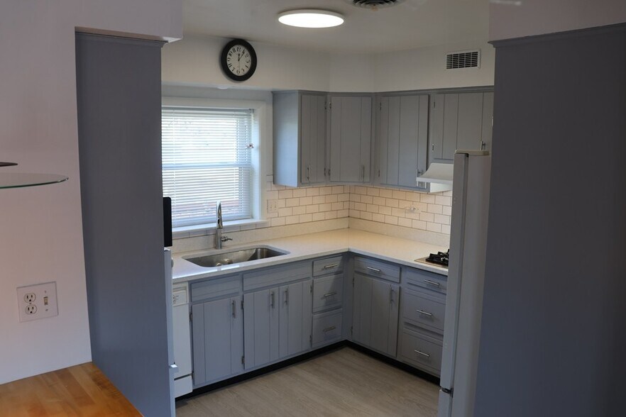 More Photos Of 1727 Howard St, Evanston Freestanding For Sale
