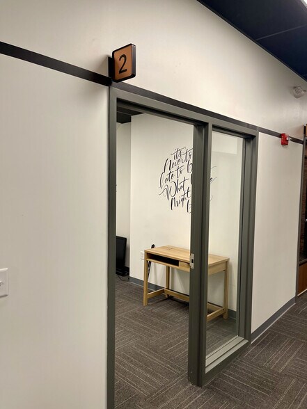 More Photos Of 2540 W Pennway St, Kansas City Flex For Lease